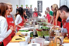 Współtwórczyni warsztatów CookUp zauważa, że w Polsce gotowanie albo wynosisz z domu, albo wybierasz profesjonalną ścieżkę edukacji.