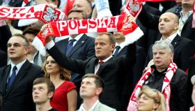 Premier z żoną podczas meczu otwarcia ME Polska - Grecja.