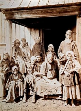 Rodzina tatarska przed domem w Kazaniu na Powołżu, 1890 r.