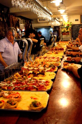 Kuchnia baskijska jest uznawana za najlepszą w Hiszpanii, zaś Baskowie są prawdziwymi smakoszami. W San Sebastian jest wiele miejsc, w których można skosztować miejscowych potraw.