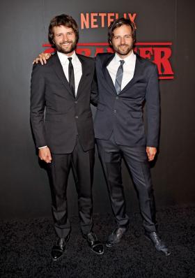 Bracia Ross (z lewej) i Matt Dufferowie zapewnili sobie w scenariuszu możliwość rozwinięcia akcji w kolejny serial.