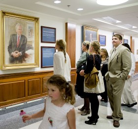 Rodzina byłego sekretarza obrony Donalda Rumsfelda podczas uroczystości odsłonięcia jego portretu w Pentagonie.