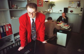 A tutaj detektyw Rutkowski w początkach swej kariery - lata 90. ubiegłego wieku. Na półkach kasety magnetofonowe - młodszym czytelnikom wyjaśniamy: to taki antyczny nośnik danych.