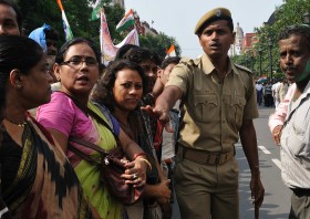 Policjant próbuje utrzymać porządek na trasie przemarszu Mamaty Banerjee z Raj Bhawan, pałacu gubernatora, do Budynku Pisarzy.