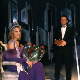 Aneta Kręglicka podczas gali w Teatrze Studio poświeconej jej z okazji zdobycia tytułu Miss World 1989. Z prawej: Bogusław Linda.