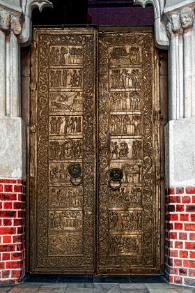 Odlane z brązu drzwi w katedrze gnieźnieńskiej przedstawiają dokonania i męczeńską śmierć św. Wojciecha, XII w.