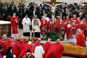 Kardynał Joseph Ratzinger przewodniczył uroczystościom pogrzebowym po śmierci Jana Pawła II (na zdjęciu z prawej strony z kadzidłem). Juz wtedy był głównym kandydatem do objęcia Stolicy Apostolskiej.