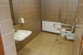 Toaleta przystosowona dla niepełnosprawnych.