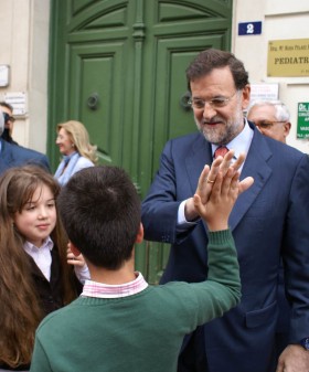 Rajoy zwycięstwo ma w kieszeni. Na fot. w czasie ulicznej kampanii.