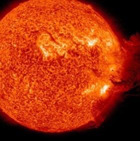 Rozbłysk słoneczny zarejestrowany 7 czerwca tego roku przez satelitę SDO (Solar Dynamics Observatory). Było to rozbłysk średniej wielkości. Klasy M2.  Rozbłyski słoneczne są powodowane lokalnymi anihilacjami pola magnetycznego naszej gwiazdy.