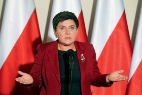 Premier Beata Szydło używa dziś otwartych gestów, szerokiego otwarcia ramion.