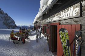 Miejscowa szkółka narciarska w Kasberg szczyci się doskonałą renomą w regionie.