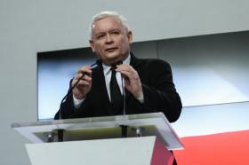 Nieustająca racja prezesa. Prezes Kaczyński podrzuca odpowiednio przystrojone słowa, epitety, podpowiada, jakimi tropami ma iść aparat wykonawczy i medialny.