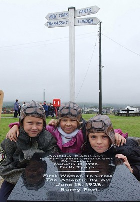 Dziewęciolatkowie z miejscowej szkoły przy kamieniu upamiętniającym Amelię Earhart. Burry Port, Walia.