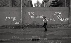 Mury przemawiają: 'Solidarność i cierpliwość'. Strajk przechodził kilka kryzysów, ale trwał. Stocznia pomału staje się centrum dla wszystkich protestujących w regionie. Władze blokują linie telefoniczne do Gdańska.