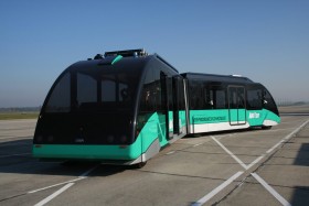Auto-Tram czyli prototyp pojazdu przyszłości, będacego autobusem i tramwajem jednocześnie. Stworzony w Instytucie Fraunhofer w Dreznie. Napędzany elektrycznie.  Ładowany podczas  krótkich postojów na przystankach