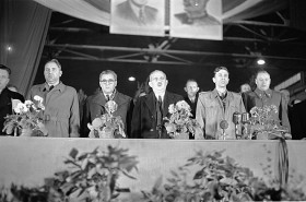 FSO oficjalnie otwarto dopiero w listopadzie 1951 roku, gdy z hal produkcyjnych wyjechał pierwszy samochód - warszawa. W uroczystości wzięli oczywiście udział przedstawiciele „najwyższych czynników”. Pierwszy z prawej: Konstanty Rokossowski.