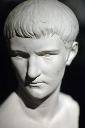 Gajus Kaligula objął rządy mając zaledwie dwadziescia pięć lat. lat