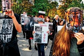 Protest przed Sejmem przeciwko wykorzystywaniu zwierząt w cyrku. Cyrkowcy bronią się, że nie męczą zwierząt, tylko z nimi współpracują.