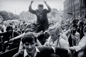 Lech Wałęsa na ramionach strajkujących stoczniowców.