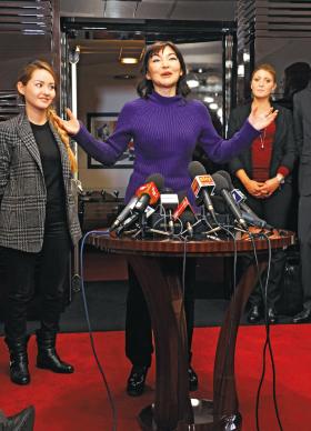 Ałma Szałabajewa, żona kazachskiego oligarchy i dysydenta Muchtara Abliazowa, podczas konferencji prasowej po powrocie do Włoch.