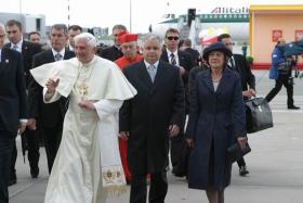 Maj 2006 r., warszawskie Okęcie. Pierwsze minuty pierwszej i jedynej pielgrzymki Benedykta XVI do Polski.