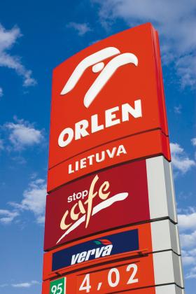 Możejki, czyli spółka Orlen Lietuva, ma tylko 26 stacji benzynowych. W efekcie niemal całą produkcję musi eksportować tankowcami, głównie do USA i Europy Zachodniej.