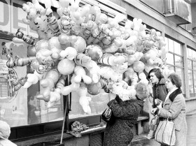 Dekada Gierka. Zwierzopodobne balony – nieodłączny element na ulicach podczas zbliżającego się sylwestra 1977 r.