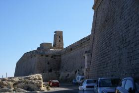Wieża obserwacyjna z czasów II wojny światowej na murach fortu św. Elma.