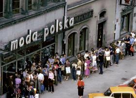 Kolejka do sklepu Mody Polskiej na rynku we Wrocławiu, lipiec 1982 r.