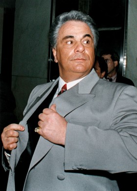 John Gotti, boss rodziny Gambino, gangster-celebryta. Znany jako Dapper Don z racji drogich garniturów, skazany na dożywocie w 1992 r. Na jego pogrzebie krążyły nad konduktem cztery helikoptery z ekipami TV.