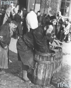 Rytualne obmywanie rąk podczas lokalnego święta żydowskiego w Górze Kalwarii, październik 1930 r.