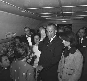 Zaprzysiężenie prezydenta Lyndona B. Johnsona na pokładzie Air Force One po zabójstwie JFK.