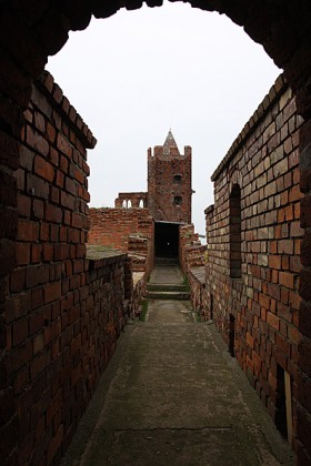 Radzyń Chełmiński, obronny ganek, łączący dwie, w części zachowane wieże zamku komtura z początku XIV w.