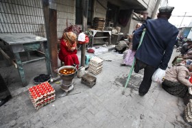 Słynny na całą Azję Sunday Market w Kaszgarze. Białe jaja są surowe, czerwone – ugotowane na twardo. W lipcu 2009 r. wybuchły tutaj antychińskie zamieszki, w których zginęło 197 osób, a kilkaset zostało rannych.