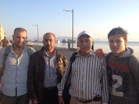 Muhammad Barni (drugi z prawej), Syryjczyk z Homs, 61 lat, chwilę po zejściu na ląd. Jak w tym wieku ułożyć sobie życie na nowo?