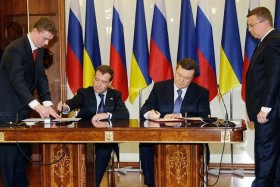 Prezydenci Wiktor Janukowycz i Dmitrij Miedwiediew podpisują porozumienie w Charkowie.