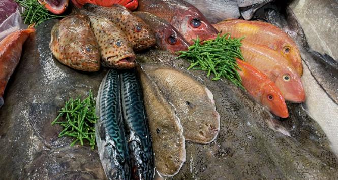 W 2021 r. statystyczny Polak wydawał na ryby niespełna 11 zł miesięcznie. To mniej więcej tyle, ile kosztuje dziś lepszej jakości konserwa rybna.