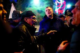 Nocne Polaków rozmowy pod Sejmem. Po lewej: obywatele popierający rząd, po prawej popierający protest opozycji.