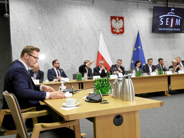 Michał Woś, były wiceminister sprawiedliwości w resorcie Zbigniewa Ziobry, zeznawał przed komisją śledczą ds. Pegasusa. 27 marca 2024 r.