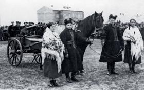 Mieszkańcy Biłgoraja przekazują wojsku – ufundowany przez siebie – ciężki karabin maszynowy Browning wz. 1930 na biedce piechoty, 1938 r.