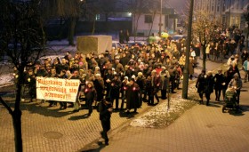 Protest mieszkańców Żnina przeciwko przemocy wobec dzieci.