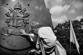 Częstochowa, kobieta przy pomniku Jana Pawła II na Jasnej Górze.
