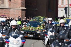 18.04.2010, niedziela. Trumny z ciałami pary prezydenckiej transportowane są w uroczystym kondukcie do Bazyliki Mariackiej.