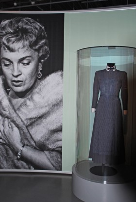 Sukienka z filmu Dziewczęta w mundurkach z 1958 r., dziś sztandarowego dzieła z kręgów LGBT, w którym jako 20-latka zagrała uczennicę zakochaną w swojej nauczycielce. (Dla zainteresowanych - innym homofilmem była Bankierka). Obok - matka Romy.
