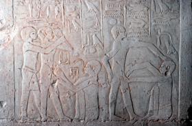 Relief przedstawiający obrzezanie odkryty na egipskim grobowcu w Sakkarze (około 2,3 tys.–2,2 tys. lat p.n.e.).
