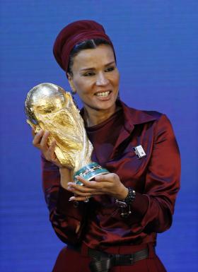 Moza, żona emira Hamada, prezes Państwowego Zarządu Edukacji i Sportu, z kopią pucharu FIFA.
