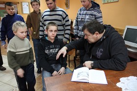 Janusz Wieliczko – wychowawca grupy chłopców w internacie, podczas spotkania w świetlicy ze swoimi podopiecznymi.