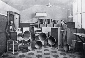 Russolo (z lewej) i jego współpracownik Ugo Piatti z zestawem oryginalnych „hałasofonów”.