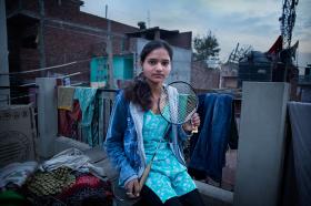 Priyanka 17 lat, 2 braci. RAKIETKĘ kupiła na targu za 15 rupi (0,93 PLN). W wolnym czasie gra w badmintona. Po szkole chodzi na dodatkowe lekcje. W domu zajmuje się gotowaniem, sprząta rano i wieczorem. Marzy by zostać świetną tancerką. New Delhi